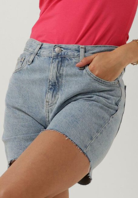 CALVIN KLEIN Pantalon courts MOM SHORT en bleu - large