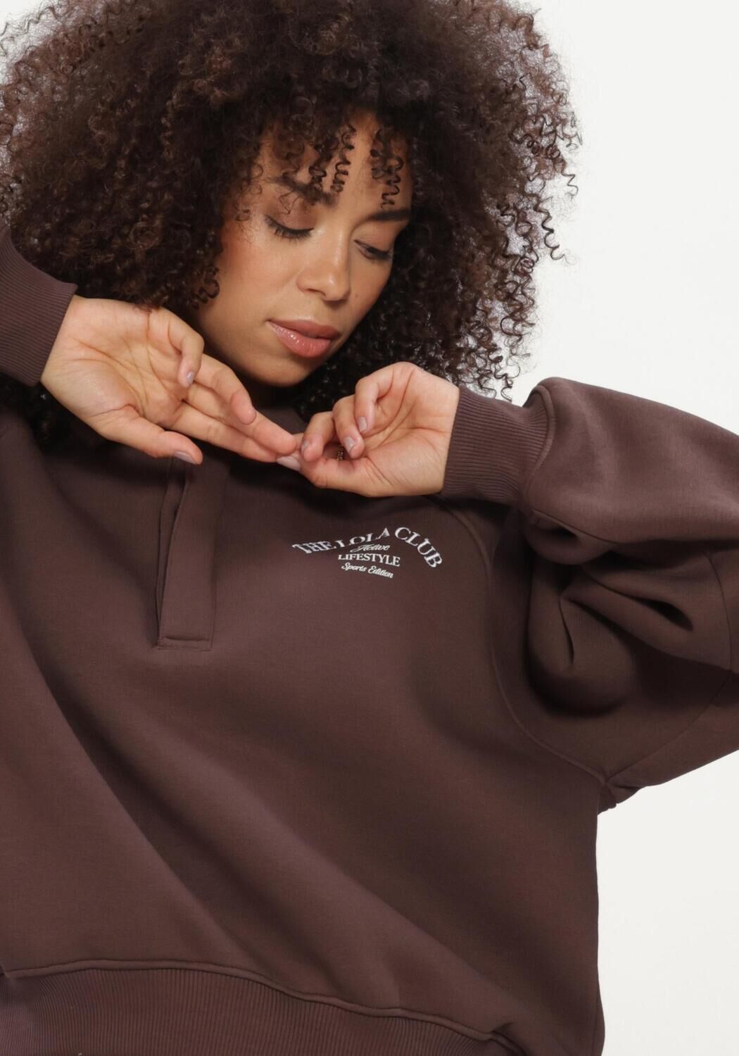 THE LOLA CLUB Chandail EBONY POLO SWEATER en marron - large