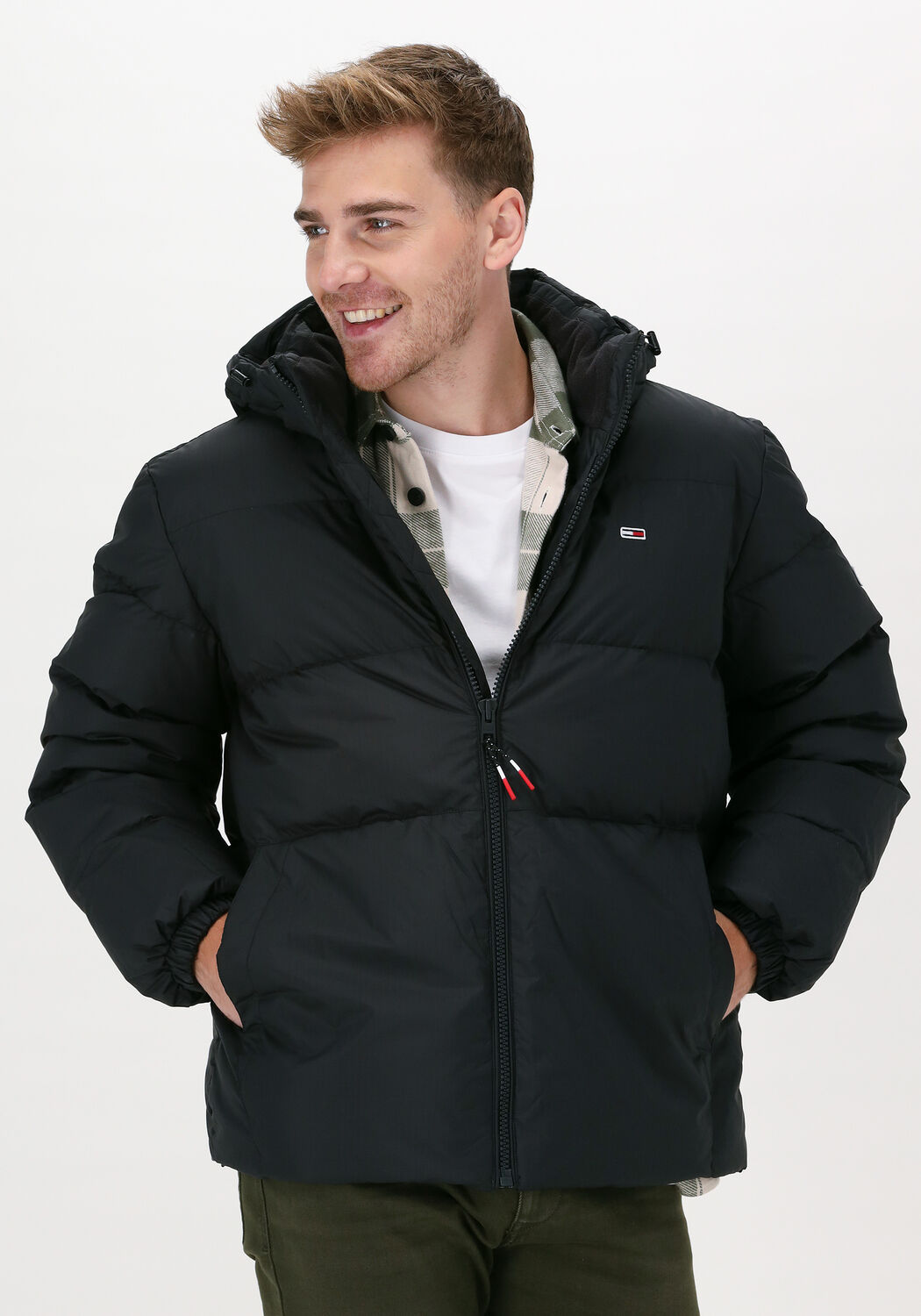 TOMMY JEANS Veste matelasse TJM ESSENTIAL DOWN JACKET en noir Omoda