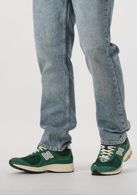 NEW BALANCE Baskets basses M2002R M en vert - large