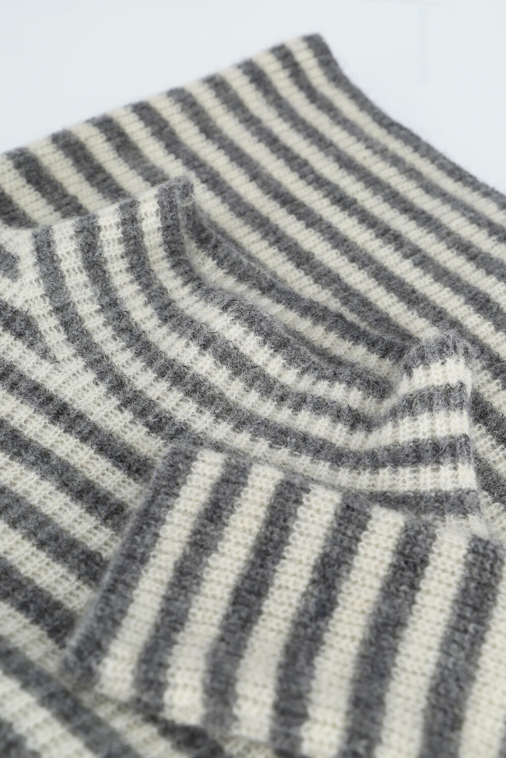 DRYKORN Col roul&eacute; AINARI en gris - large