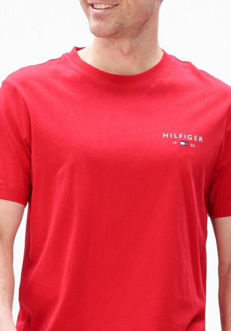 TOMMY HILFIGER T-shirt BRAND LOVE SMALL HILFIGER TEE en rouge - large