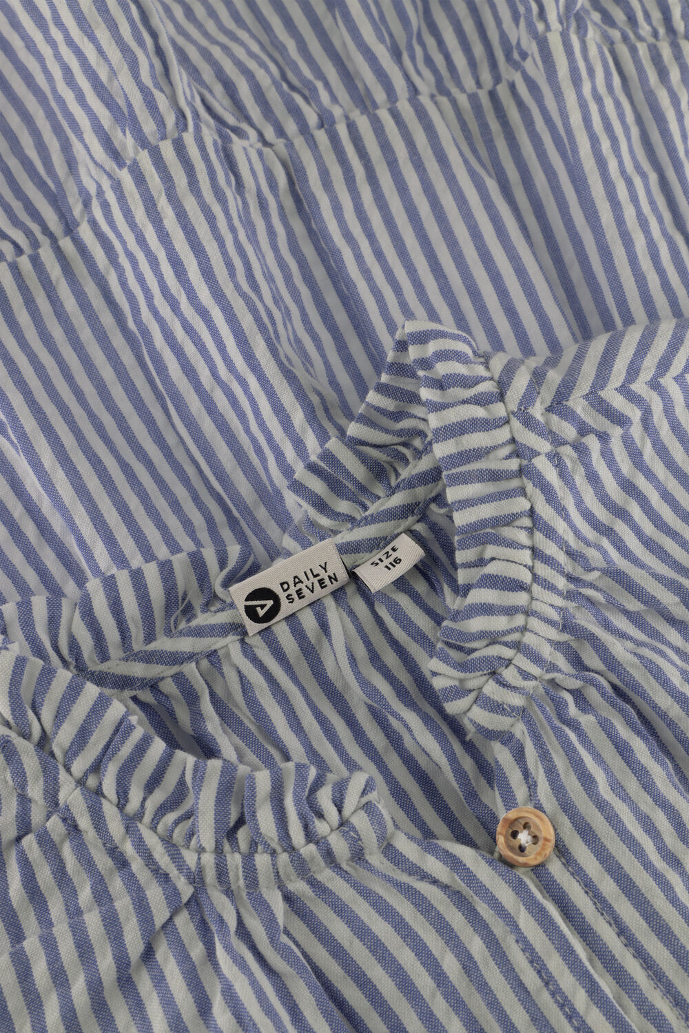 DAILY7 Mini robe DRESS STRIPE RUFFLE en bleu - large