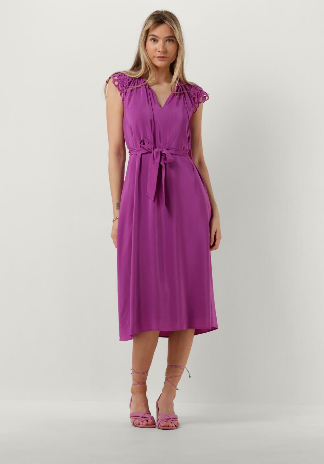 SUNCOO Robe midi CELEST en violet Omoda