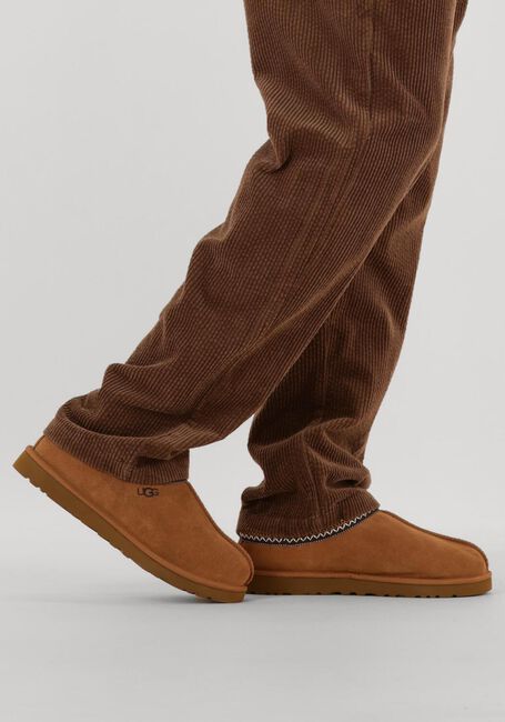 UGG M TASMAN II Chaussures à enfiler en cognac - large