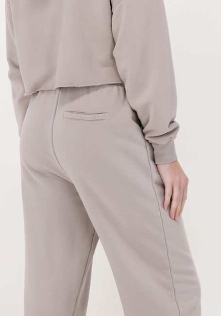 COLOURFUL REBEL Pantalon de jogging UNI LOGO BADGE PINTUCK PIGMENT DYE STRAIGHT SWEAT PANTS en beige - large