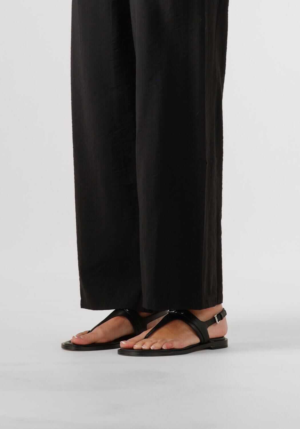 MICHAEL KORS Sandales plates MANDY THONG SANDAL en noir - large