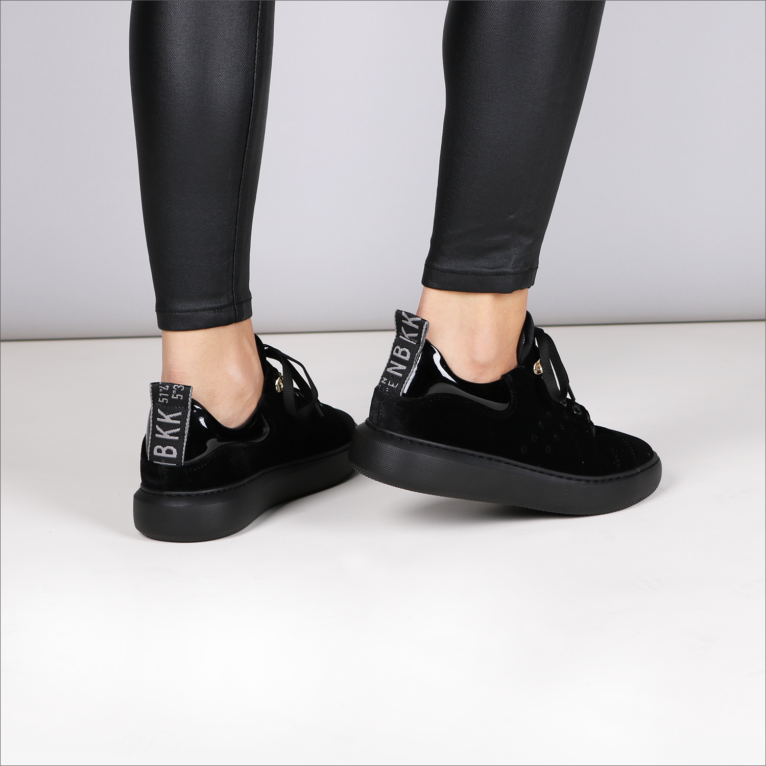 De zwarte sneaker is het helemaal deze winter! - MonStyle