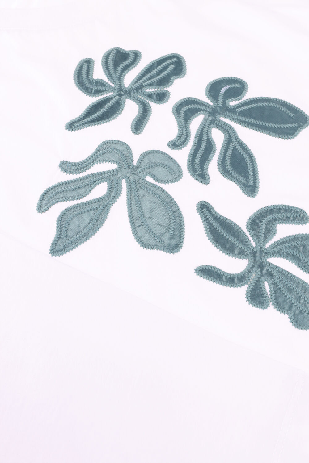 Witte JANSEN AMSTERDAM  RILEY SHIRT CO 184 SHORT SLEEVE WIDE FIT SATIN EMBROIDERY FLOWER - large