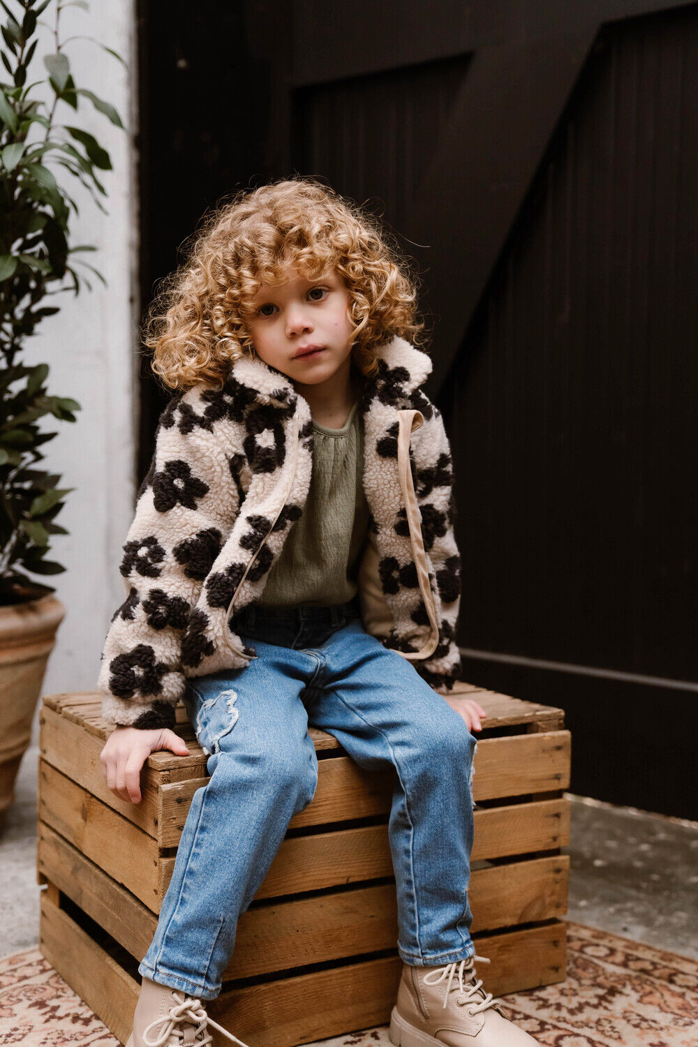 DAILY7 Manteau en fausse fourrure TEDDY FLOWER JACKET en beige - large