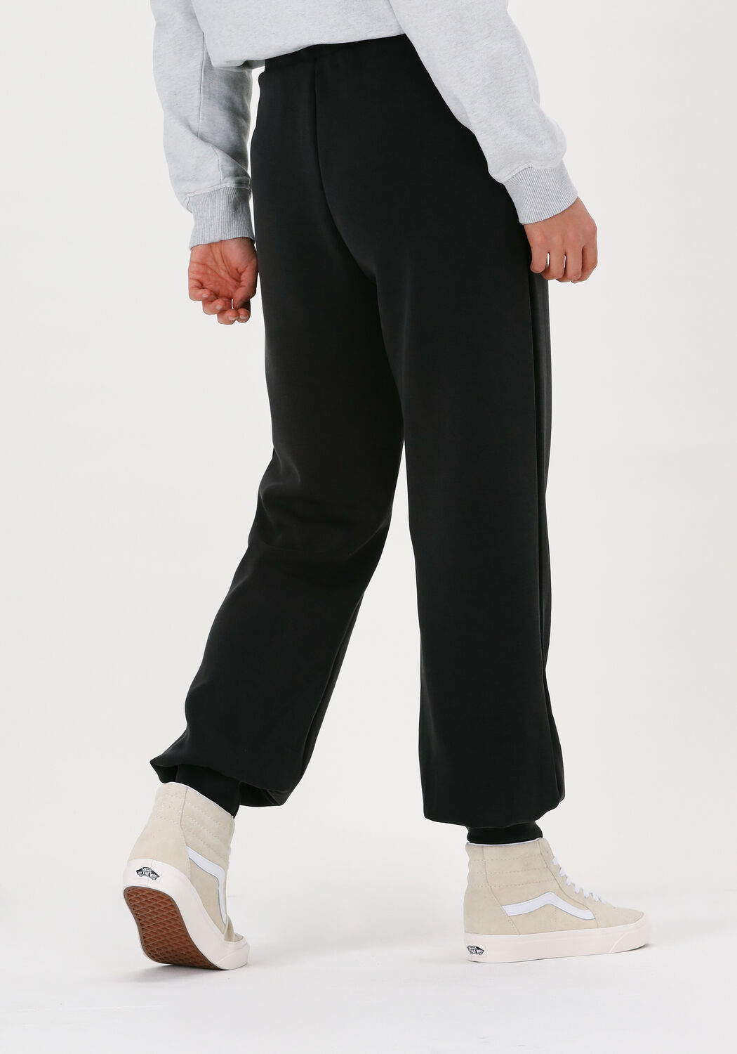 SELECTED FEMME Pantalon de jogging SLFLORA MW SWEAT PANT B en noir Omoda