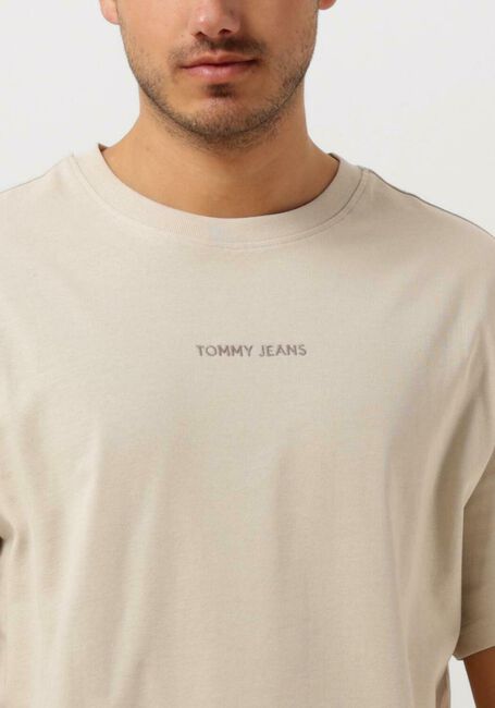 TOMMY JEANS T-shirt TJM REG S NEW CLASSICS TEE EXT en beige - large