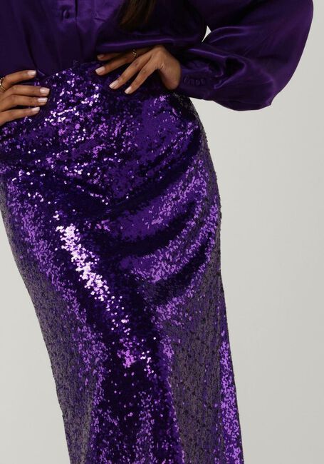 SELECTED WOMEN Jupe midi SOLA HW MIDI SEQUINS SKIRT en violet - large