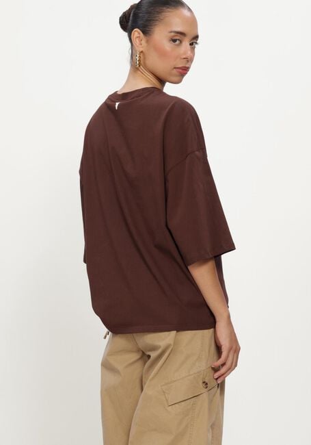 ALIX THE LABEL LADIES KNITTED THE LABEL OVERSIZED T-SHIRT Hauts & T-shirts en marron - large