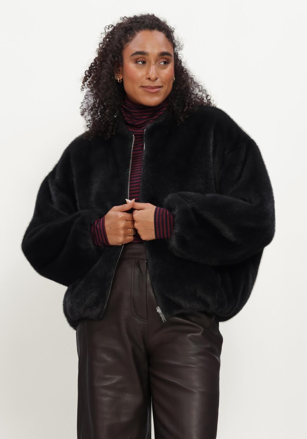 Zwarte STUDIO AR Faux fur jas ETTA FAUX MIN - large