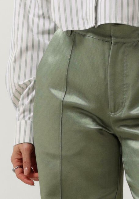 COLOURFUL REBEL Pantalon WENDE SATIN PINTUCK LOW PANTS en vert - large
