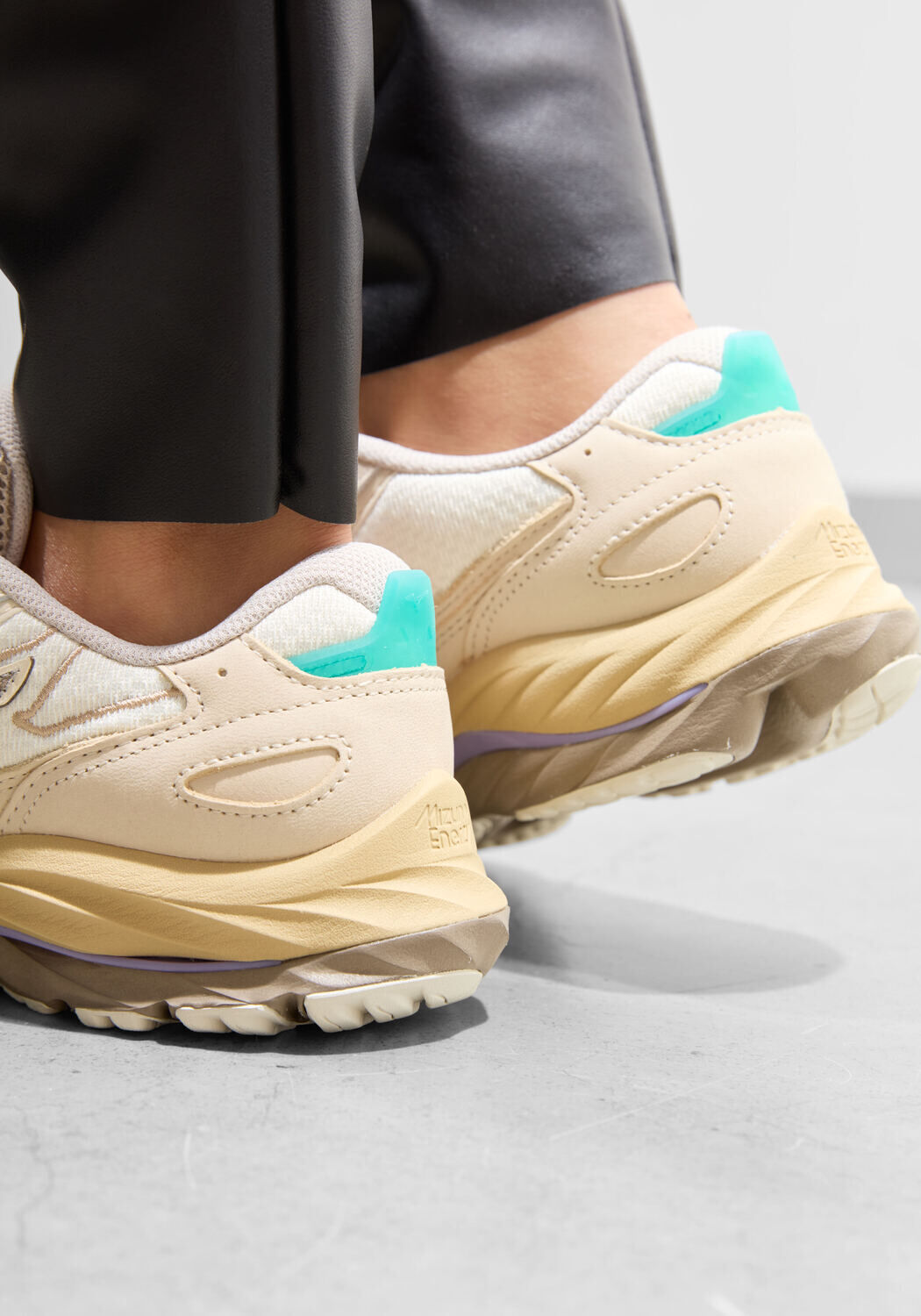 MIZUNO Baskets basses WAVE RIDER BETA Cr&egrave;me - large