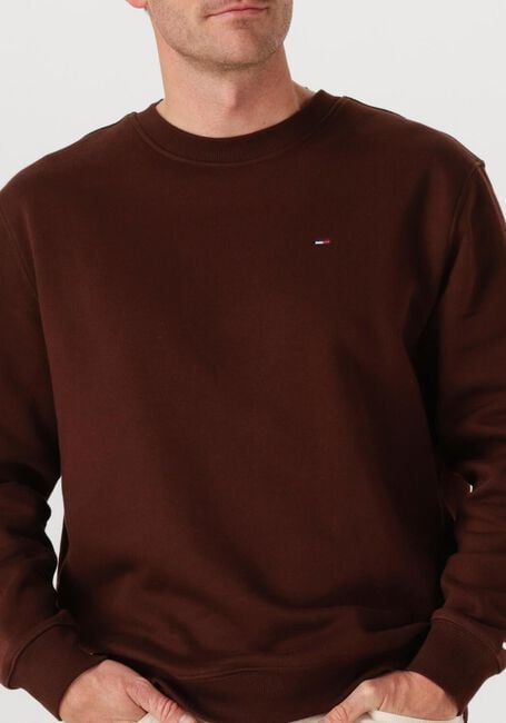 TOMMY JEANS Pull TJM REG S FLAG CREW EXT en marron - large