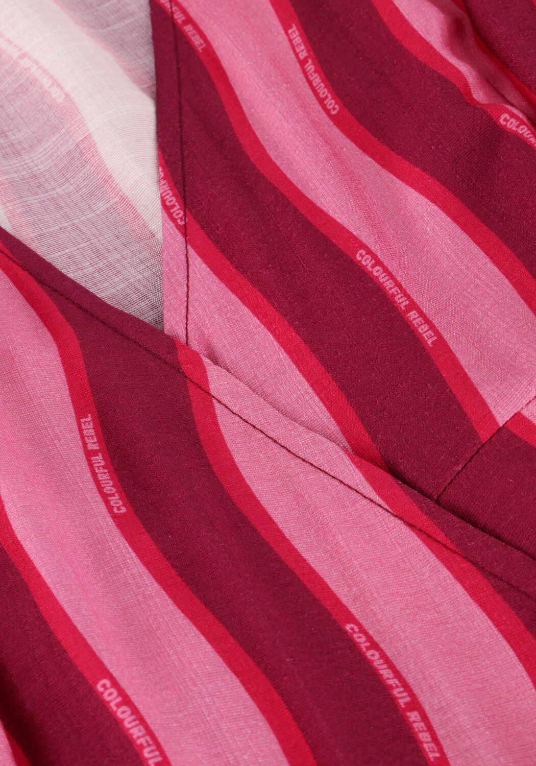 COLOURFUL REBEL Robe maxi AVA STRIPED REAL WRAP MAXI DRESS SS en rose - large