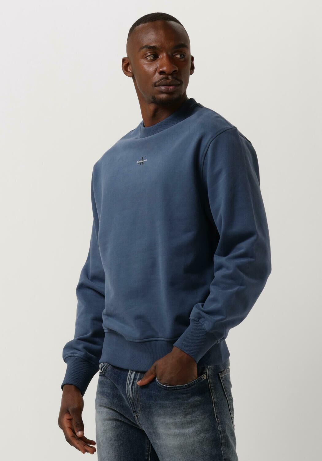 CALVIN KLEIN Pull MICRO MONOLOGO CREW NECK en bleu Omoda