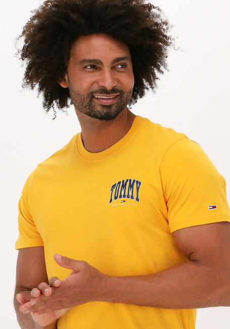 TOMMY JEANS T-shirt TJM CHEST COLLEGE GRAPHIC TEE en jaune - large