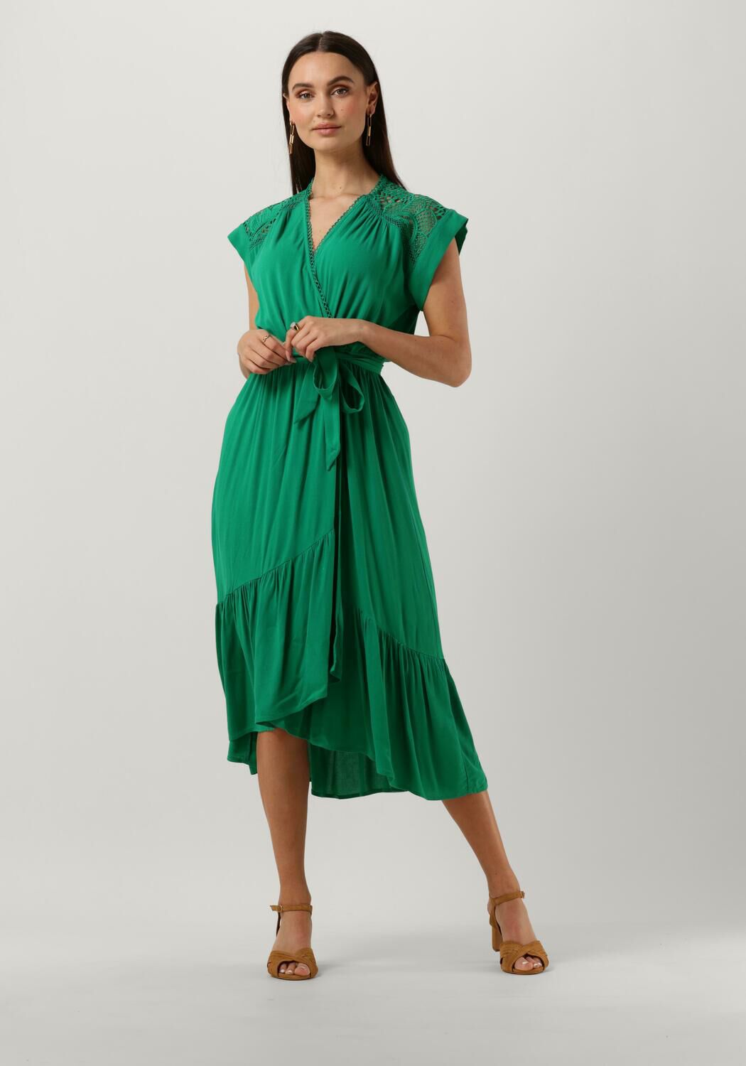 SUNCOO Robe midi CLELYA en vert Omoda