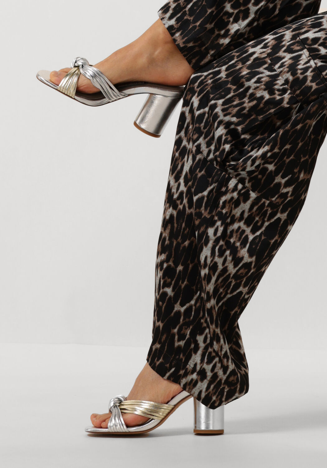 Gouden FABIENNE CHAPOT  MONICA KNOT MULE - large