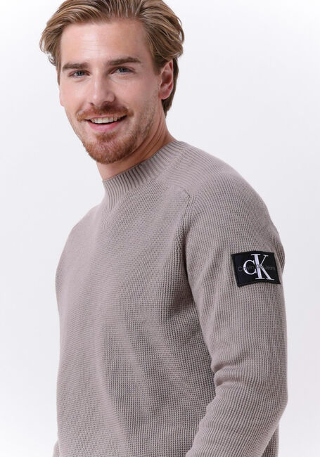CALVIN KLEIN Chandail MONOLOGO BADGE SWEATER en taupe - large