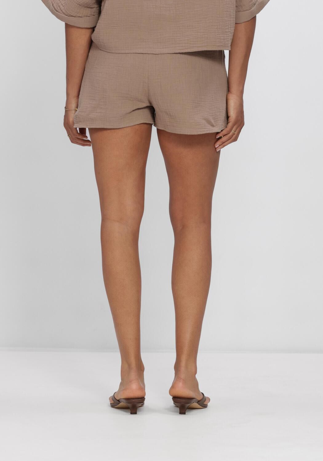 Taupe ALIX THE LABEL Broeken/jumpsuits LADIES WOVEN CRINKLE SHORTS - large
