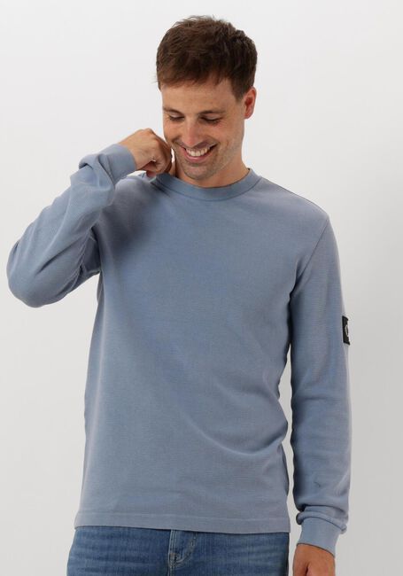 CALVIN KLEIN Pull WASHED BADGE WAFFLE en bleu - large