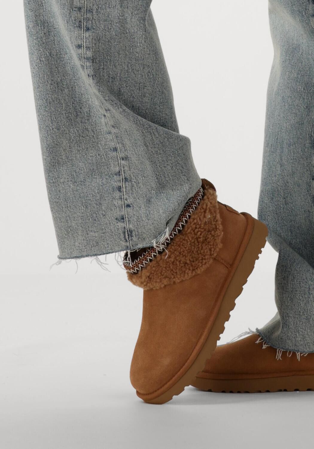 UGG Bottes fourrure CLASSIC ULTRA MINI MAXI CURLY en cognac - large