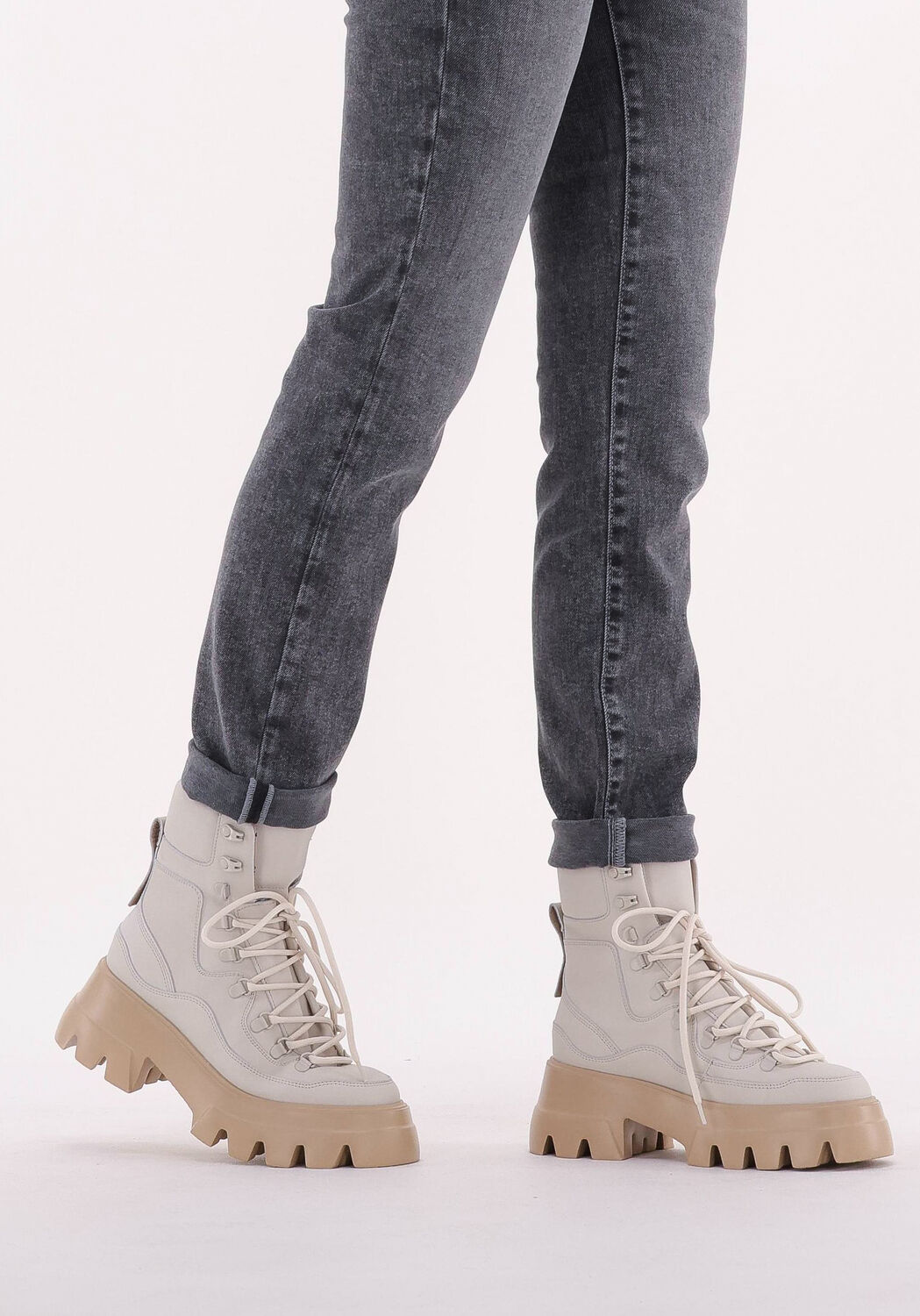 NUBIKK Bottines &agrave; lacets FLORE MONTAGNE en blanc - large