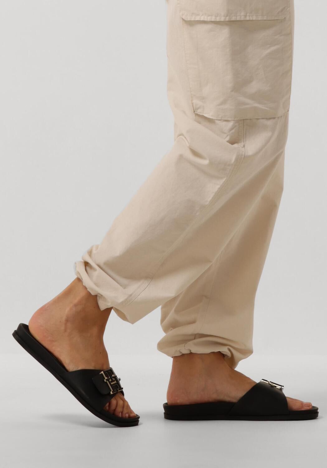 Zwarte TOMMY HILFIGER Slippers TH HARDWARE FLAT SLIP - large