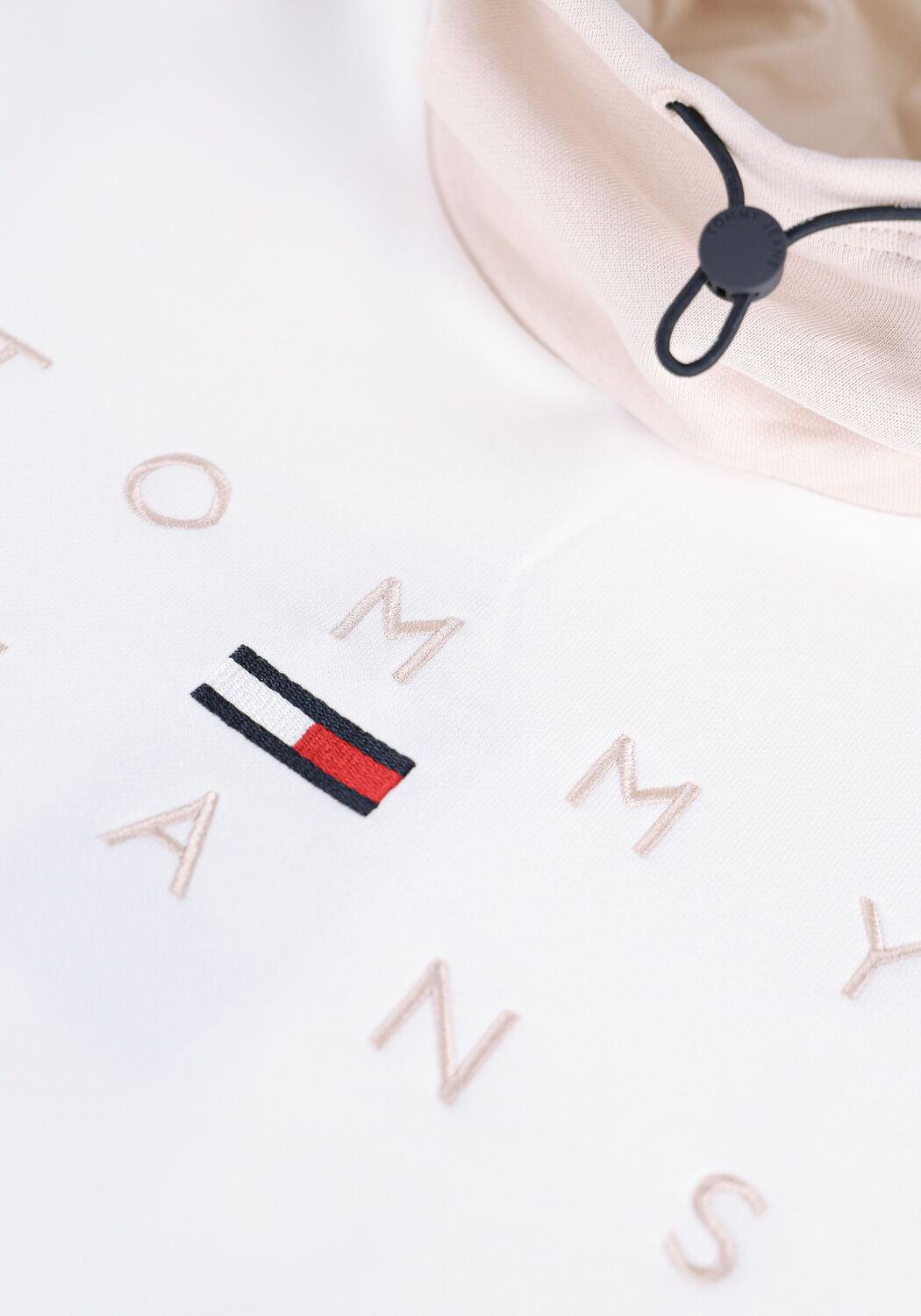 TOMMY JEANS Chandail TJW BXY TONAL LOGO 3 FUNNEL NE en blanc - large