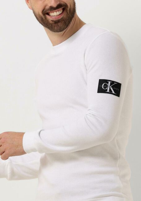 Witte CALVIN KLEIN Trui BADGE WAFFLE LS TEE - large
