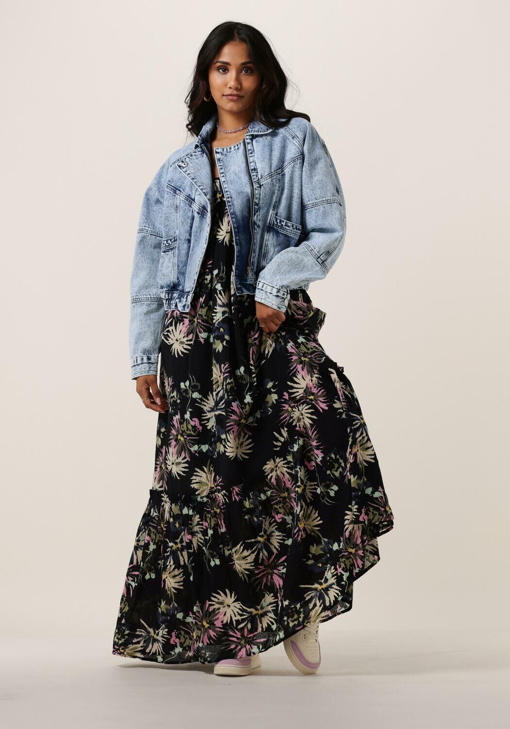 Maxi jurk met clearance sneakers