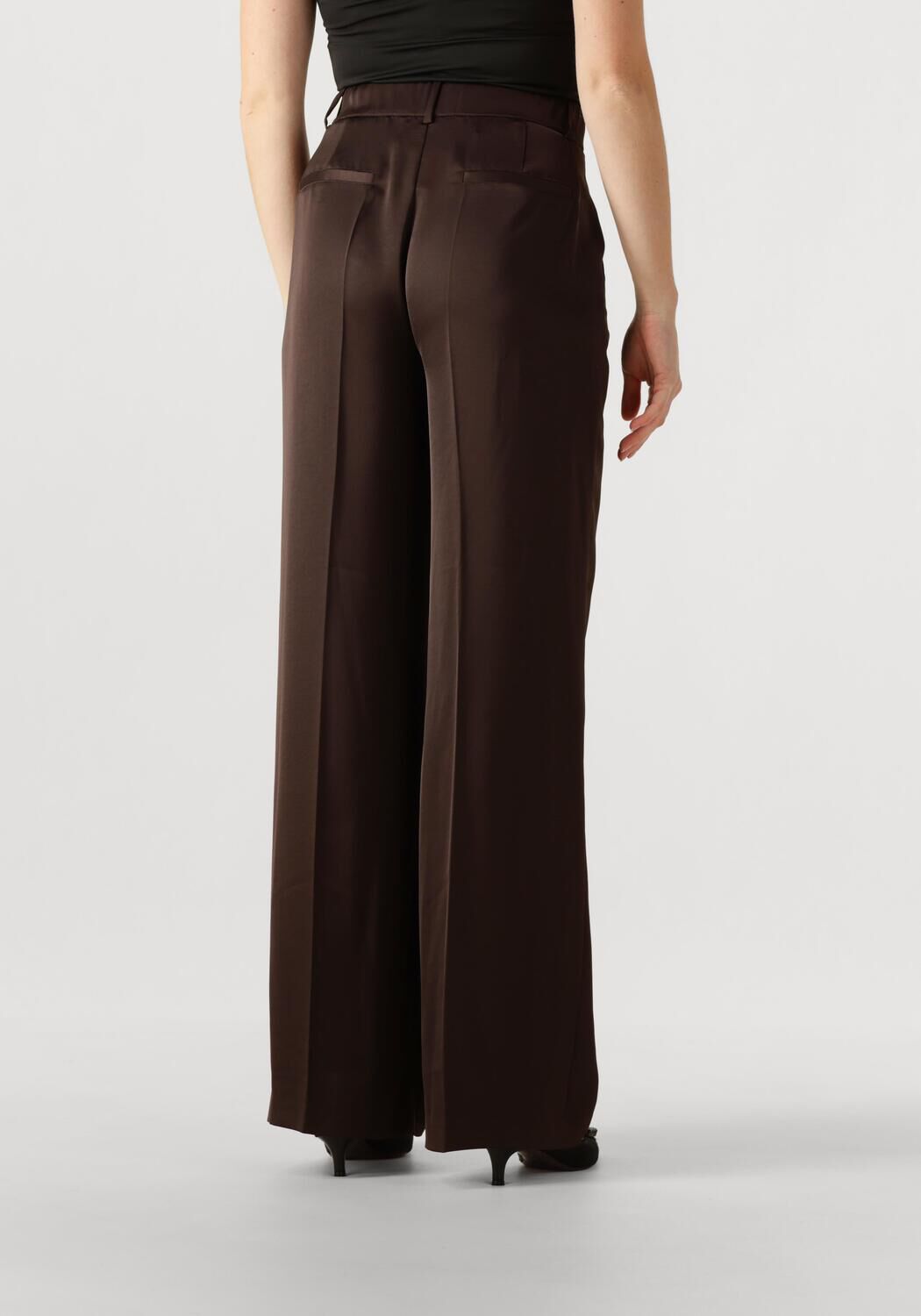 DANTE6 Pantalon large JULES SATIN SMART PANTS en marron - large