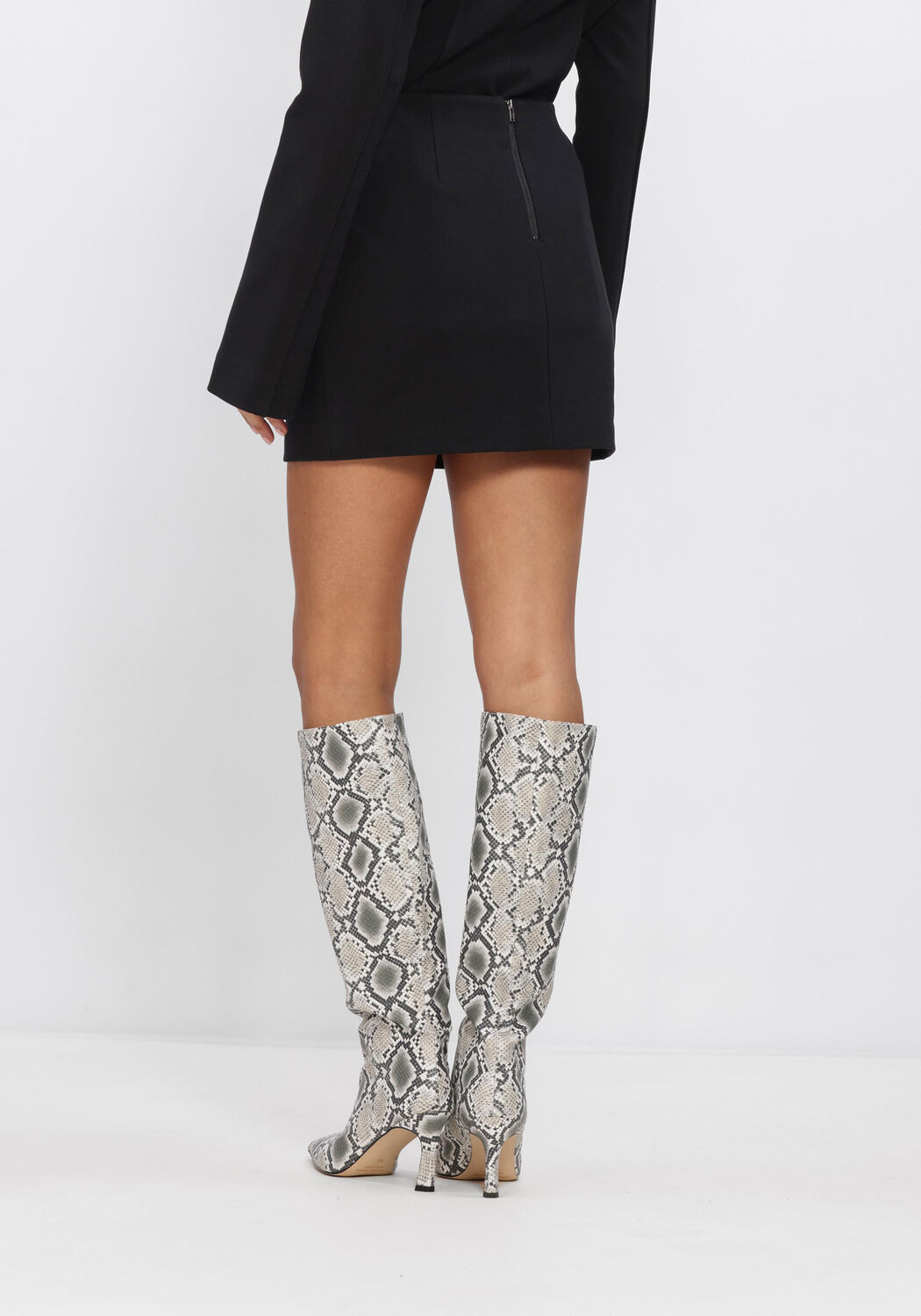 OMODA ATELIER Mini-jupe X MODEROSA - VERSA en noir - large