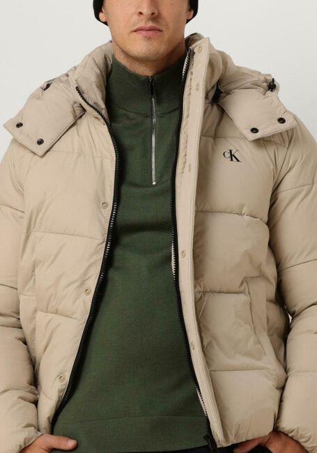 CALVIN KLEIN Veste matelassé ESSENTIALS NON DOWN LOGO JACKET en beige - large