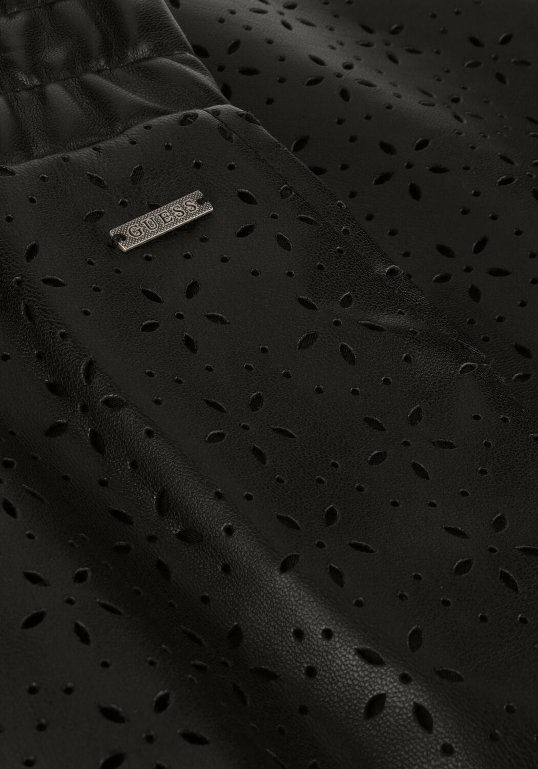 Zwarte GUESS Broeken/jumpsuits CAROLA FAUX LEATHER SHORT - large