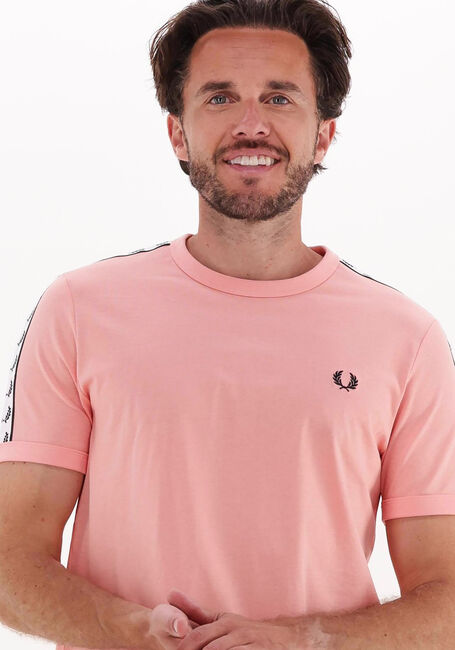 FRED PERRY T-shirt TAPED RINGER T-SHIRT en rose - large
