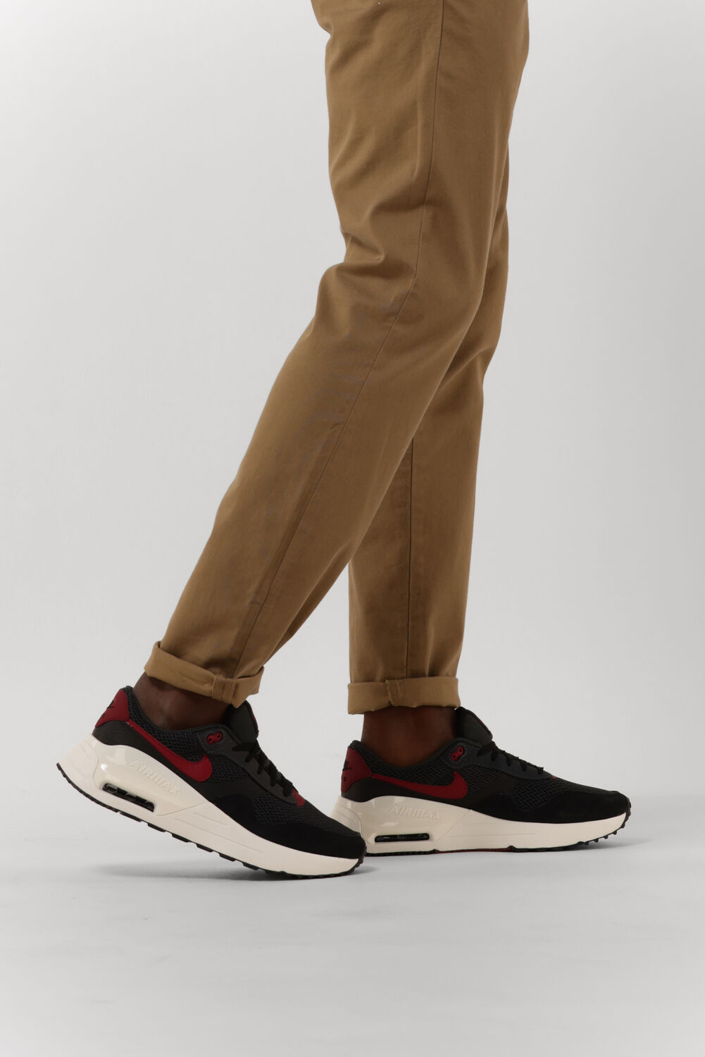 NIKE Baskets basses AIR MAX SYSTM en noir - large