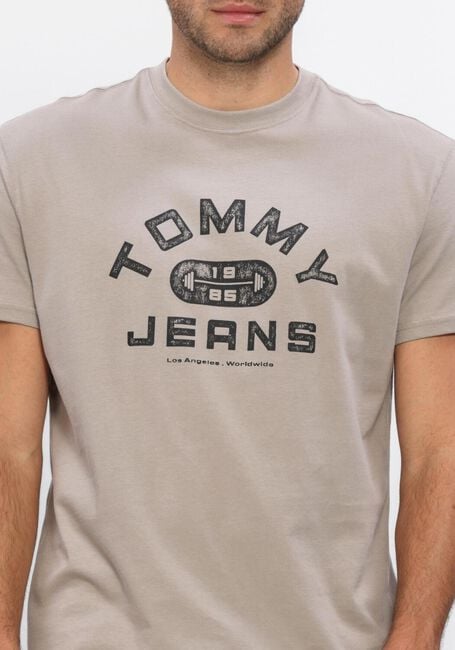 Zand TOMMY JEANS T-shirt TJM REG TJ GYM SS TEE EXT - large