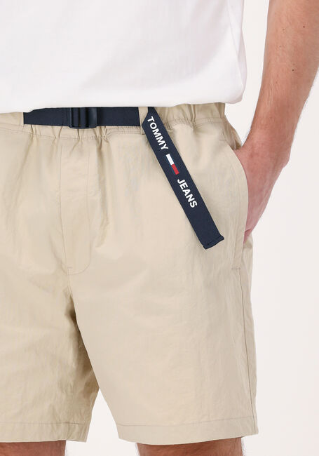 TOMMY JEANS Pantalon courte TJM BELTED BEACH SHORT en beige - large