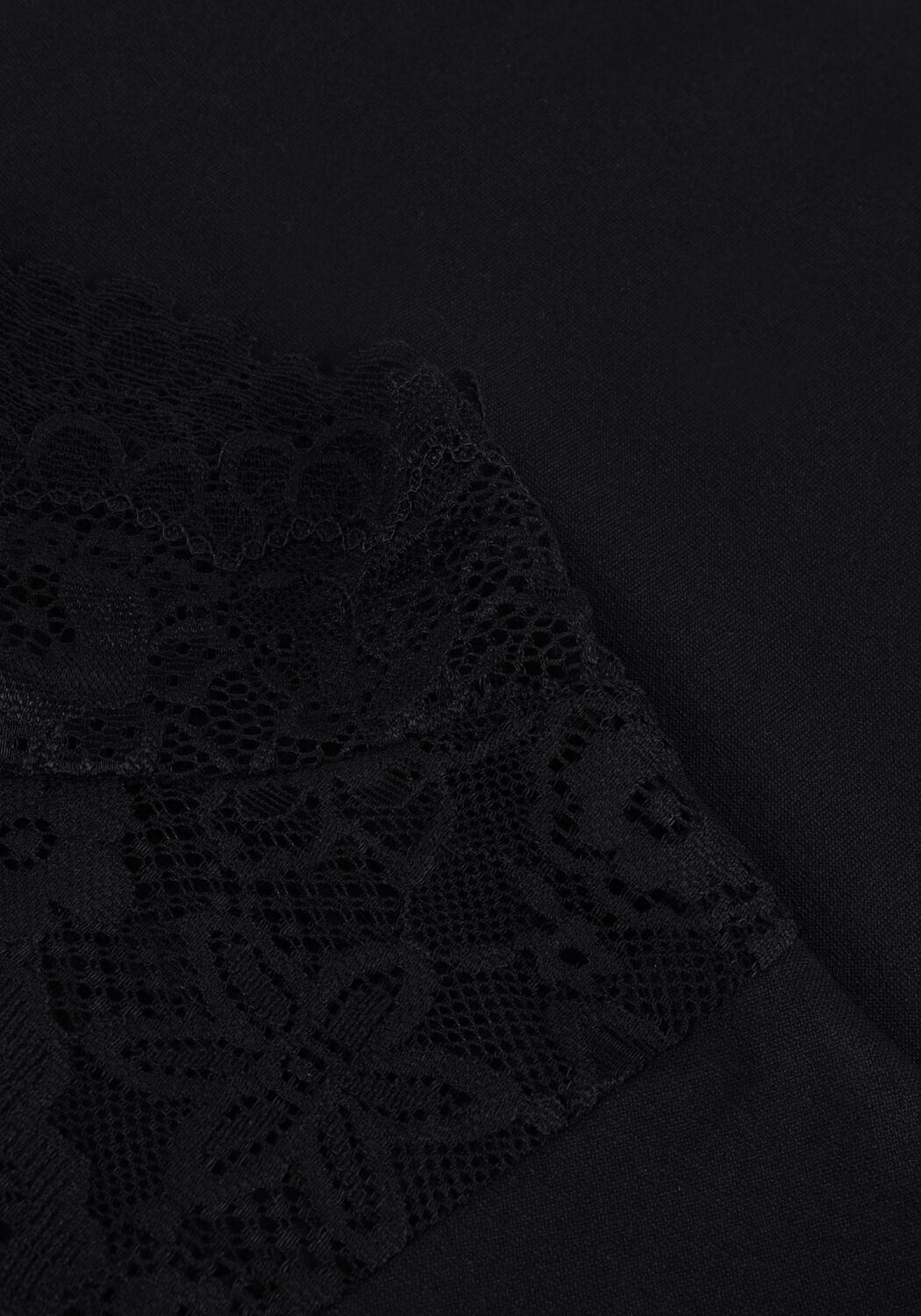 MINUS Haut VANESSA V-CUT BLOUSE en noir - large