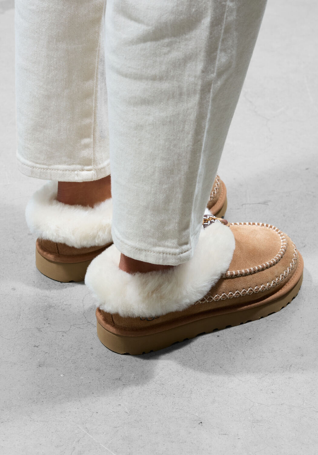 UGG TASMAN ALPINE Chaussures &agrave; enfiler en cognac - large