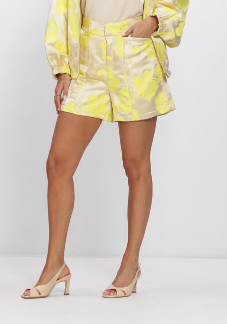 STUDIO AMAYA LOLA SHORT Pantalons en jaune - large