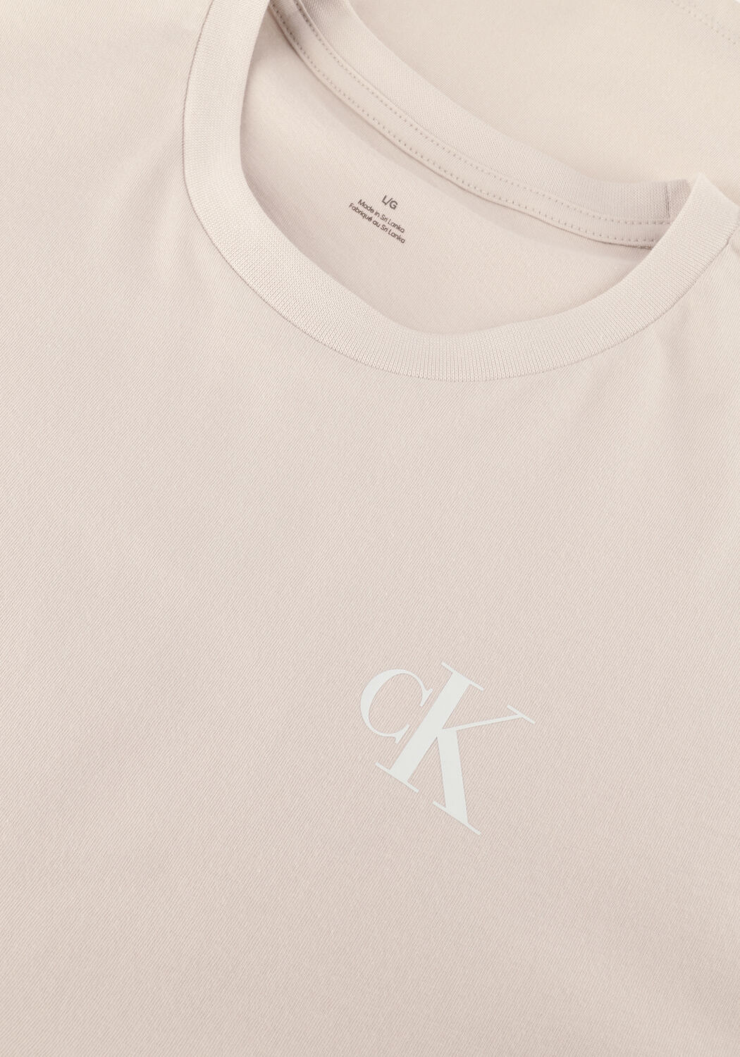 CALVIN KLEIN T-shirt SS 30S CLASSIC BACK MONOLOGO TEE en beige - large