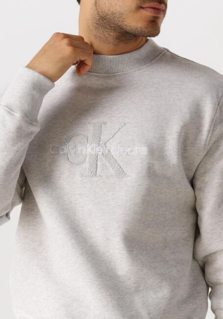 CALVIN KLEIN Pull CHENILLE MONOLOGO CREW NECK en gris - large