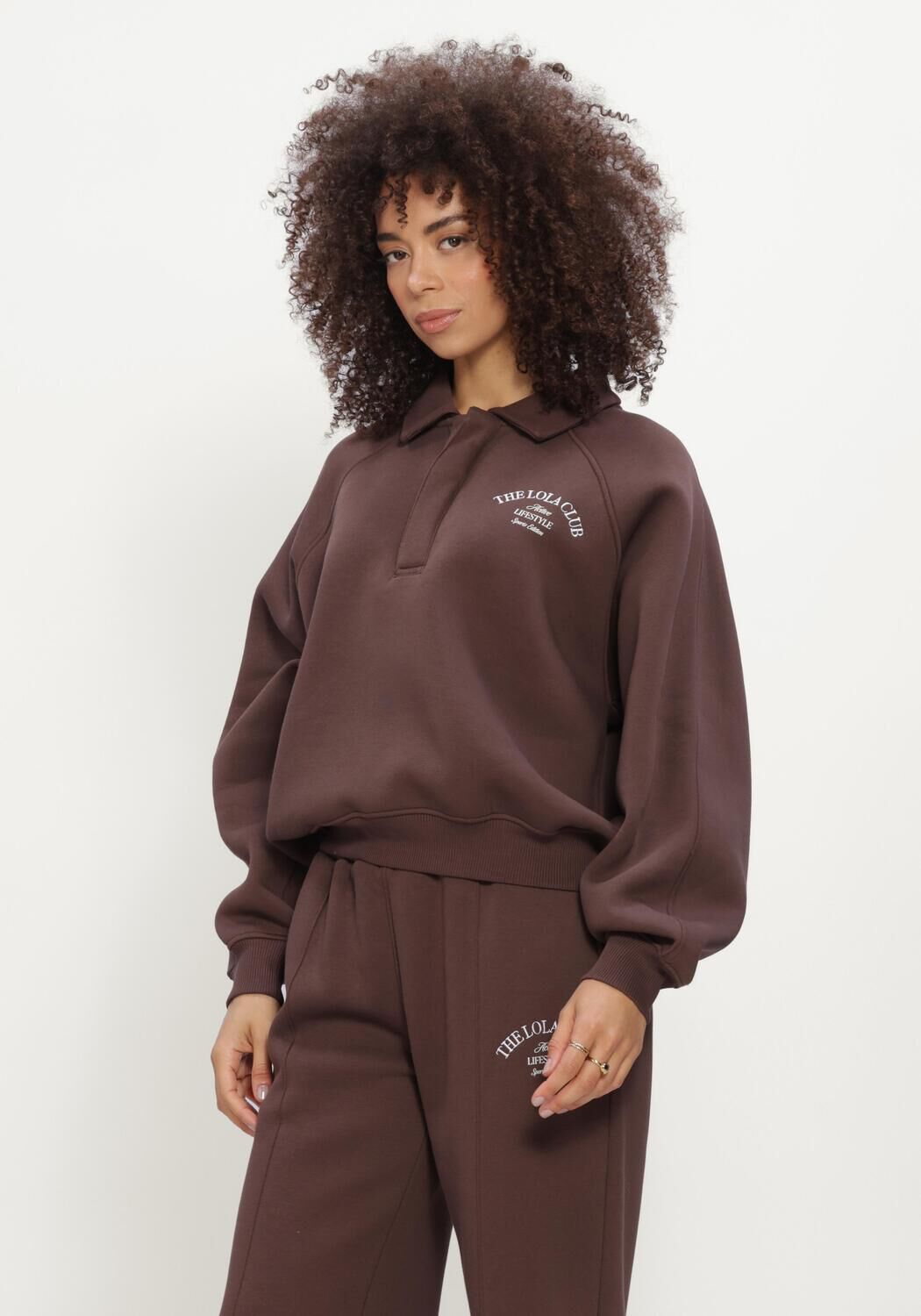 THE LOLA CLUB Chandail EBONY POLO SWEATER en marron - large